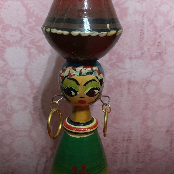 Vintage Egyptian wood carving/painted woman w pot on head and dangle earrings - Picture 3 of 3